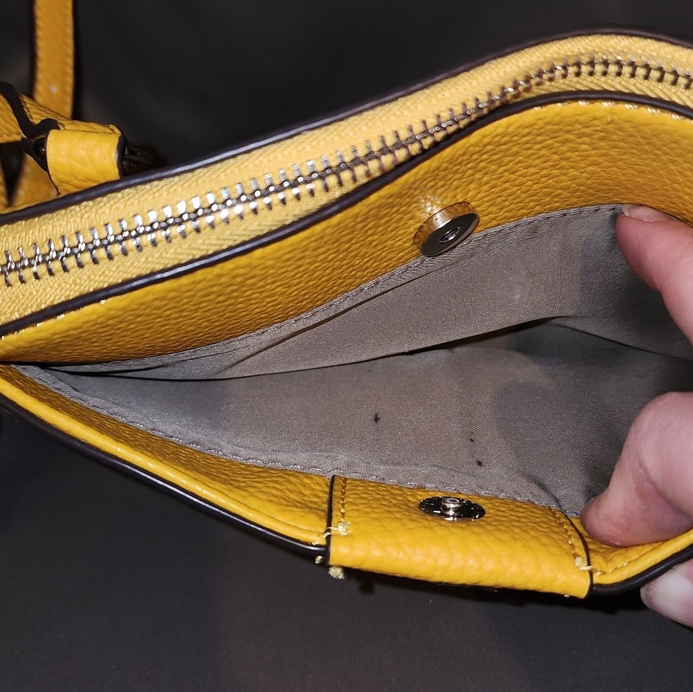 Anne Klein leather crossbody.Beautiful mustard yellow leather purse - Picture 3 of 7